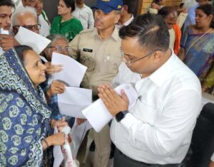 जनसुनवाई में समस्याओं का त्वरित निराकरण, इंदौर की मेधावी बेटी को कलेक्टर श्री शिवम वर्मा का प्रोत्साहन