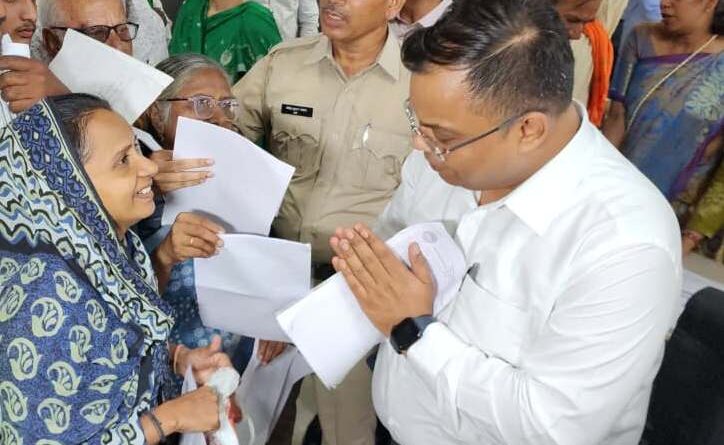 जनसुनवाई में समस्याओं का त्वरित निराकरण, इंदौर की मेधावी बेटी को कलेक्टर श्री शिवम वर्मा का प्रोत्साहन