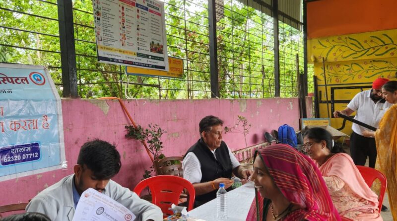 फ्री हेल्थ कैंप से 150 से ज़्यादा लोगों को जाँचे हुई