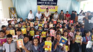 वात्सल्य संस्था द्वाराअध्ययन सामग्री और प्रोत्साहन राशि पाकर खिले विद्यार्थियों के चेहरे