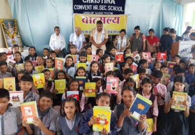 वात्सल्य संस्था द्वाराअध्ययन सामग्री और प्रोत्साहन राशि पाकर खिले विद्यार्थियों के चेहरे