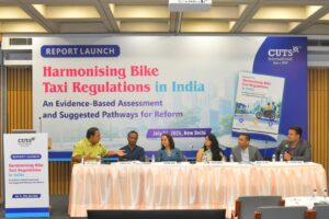 कट्स इंटरनेशनल की एक नई रिपोर्ट के अनुसार, अलग-अलग राज्यों में नियम लागू करने की विसंगतियों को दूर करने, गिग वर्कर्स की आजीविका सुरक्षित करने, फर्स्ट और लास्ट-माइल कनेक्टिविटी को बेहतर बनाने और यात्रियों की सुरक्षा सुनिश्चित करने के लिए भारत को बाइक टैक्सियों के लिए एक समान, तथ्य-आधारित और आनुपातिक नियामक ढांचे की आवश्यकता है। “भारत में बाइक टैक्सी नियमों का सामंजस्य: एक तथ्य-आधारित मूल्यांकन और सुधार के सुझाए गए मार्ग” नामक इस रिपोर्ट को आज नई दिल्ली में भारतीय जनता पार्टी के राष्ट्रीय प्रवक्ता, गोपाल कृष्ण अग्रवाल द्वारा लॉन्च किया गया। लॉन्च के अवसर पर बोलते हुए, अग्रवाल ने कहा, "जैसे-जैसे भारत जीवन जीने की सुगमता के एजेंडे को मजबूत कर रहा है, एक एकीकृत मोबिलिटी इकोसिस्टम कनेक्टिविटी, रोजगार, उत्पादकता और टिकाऊ विकास का एक महत्वपूर्ण चालक बन सकता है।" यह रिपोर्ट ऐसे समय में आई है जब भारत में बाइक टैक्सी नियमों में तेजी से बदलाव हो रहा है, जिसमें राज्य अलग-अलग दृष्टिकोण अपना रहे हैं - जैसे कि सक्षम ढांचे और सशर्त अनुमति से लेकर प्रतिबंध, केवल ईवी के लिए अनिवार्य नियम और कानूनी अनिश्चितता तक। कट्स का कहना है कि इस बंटे हुए परिदृश्य ने यात्रियों, गिग वर्कर्स, प्लेटफॉर्म एग्रीगेटर्स और रेगुलेटर्स के लिए अनिश्चितता पैदा कर दी है, जिससे एक सुसंगत और स्पष्ट नीतिगत ढांचे की आवश्यकता और भी मजबूत हो जाती है। लॉन्च के अवसर पर विशेष संबोधन देते हुए, राष्ट्रीय सड़क सुरक्षा बोर्ड के अध्यक्ष, नितिन आर. गोकर्ण ने कहा कि इनोवेशन अक्सर नियमों से तेज़ी से आगे बढ़ता है, और उभरते मोबिलिटी सेक्टर्स में सुरक्षित और जवाबदेह विकास को समर्थन देने के लिए नियामक ढांचे को समय के साथ विकसित होना चाहिए। लॉन्च के दौरान नियामक सामंजस्य, कानूनी अस्पष्टता, मोबिलिटी इनोवेशन, आजीविका और उपभोक्ता कल्याण पर दो पैनल चर्चाएँ भी आयोजित की गईं। पहला पैनल, "राज्यों में नियमों का सामंजस्य: नीतिगत कमियों और कानूनी अस्पष्टताओं को पाटना", का संचालन अमोल कुलकर्णी, डायरेक्टर, रिसर्च, कट्स इंटरनेशनल ने किया। इस पैनल में छवि बंसवाल, फाउंडर एंड प्रिंसिपल कंसलटेंट, काइरल कंसल्टिंग, परोमा भट्ट, हेड ऑफ पब्लिक पॉलिसी एंड गवर्नमेंट रिलेशंस, उबर इंडिया एंड साउथ एशिया, प्रवेश बियानी, सेंटर ऑफ एक्सीलेंस ऑन सस्टेनेबल मोबिलिटी, आईआईआईटी दिल्ली, शांतनु शर्मा, सीनियर मैनेजर, लॉ, पॉलिसी एंड रेगुलेशंस, रैपिडो; और निखिल राठी, सीनियर अकाउंट डायरेक्टर, पब्लिक पॉलिसी, चेज़ एडवाइज़र्स शामिल थे। दूसरा पैनल, "भारत के मोबिलिटी इकोसिस्टम में बाइक टैक्सी: इनोवेशन, आजीविका और उपभोक्ता कल्याण", का संचालन अनिल सासी, नेशनल बिज़नेस एडिटर, द इंडियन एक्सप्रेस, ने किया। इस पैनल में वीरेंद्र एस. राठौर, डिप्टी कमिश्नर, डिपार्टमेंट ऑफ ट्रांसपोर्ट, गवर्नमेंट ऑफ राजस्थान; शिक्षा श्रीवास्तव, एसोसिएट, पीएलआर चेम्बर्स; श्रेया यादव, एसोसिएट मैनेजर, लीगल पब्लिक पॉलिसी एंड कॉर्पोरेट अफेयर्स, रैपिडो; और सौरव धर, प्रोग्राम लीड, मोबिलिटी, काउंसिल ऑन एनर्जी, एनवायरनमेंट एंड वॉटर शामिल थे। इन चर्चाओं ने एक ऐसे सुसंगत और तथ्य-आधारित ढांचे की आवश्यकता पर बल दिया जो यात्री सुरक्षा, श्रमिक कल्याण, इनोवेशन, उपभोक्ता की पसंद और नियामक निश्चितता के बीच संतुलन बनाए। वक्ताओं ने इस बात पर भी ज़ोर दिया कि बाइक टैक्सियों को भारत के व्यापक शहरी मोबिलिटी इकोसिस्टम के हिस्से के रूप में देखा जाना चाहिए, विशेष रूप से जहां वे किफायती कम दूरी की यात्रा, फर्स्ट और लास्ट-माइल कनेक्टिविटी और लचीली आजीविका के निर्माण में सहायता करते हैं। कट्स इंटरनेशनल ने तथ्य-आधारित नीति-निर्माण का समर्थन करने और पारदर्शी, अनुमानित और समावेशी नियमों को आगे बढ़ाने के लिए सरकारों, उद्योग, शिक्षाविदों और नागरिक समाज के बीच निरंतर संवाद को सुविधाजनक बनाने की अपनी प्रतिबद्धता दोहराई।