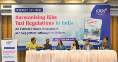 कट्स इंटरनेशनल की एक नई रिपोर्ट के अनुसार, अलग-अलग राज्यों में नियम लागू करने की विसंगतियों को दूर करने, गिग वर्कर्स की आजीविका सुरक्षित करने, फर्स्ट और लास्ट-माइल कनेक्टिविटी को बेहतर बनाने और यात्रियों की सुरक्षा सुनिश्चित करने के लिए भारत को बाइक टैक्सियों के लिए एक समान, तथ्य-आधारित और आनुपातिक नियामक ढांचे की आवश्यकता है। “भारत में बाइक टैक्सी नियमों का सामंजस्य: एक तथ्य-आधारित मूल्यांकन और सुधार के सुझाए गए मार्ग” नामक इस रिपोर्ट को आज नई दिल्ली में भारतीय जनता पार्टी के राष्ट्रीय प्रवक्ता, गोपाल कृष्ण अग्रवाल द्वारा लॉन्च किया गया। लॉन्च के अवसर पर बोलते हुए, अग्रवाल ने कहा, "जैसे-जैसे भारत जीवन जीने की सुगमता के एजेंडे को मजबूत कर रहा है, एक एकीकृत मोबिलिटी इकोसिस्टम कनेक्टिविटी, रोजगार, उत्पादकता और टिकाऊ विकास का एक महत्वपूर्ण चालक बन सकता है।" यह रिपोर्ट ऐसे समय में आई है जब भारत में बाइक टैक्सी नियमों में तेजी से बदलाव हो रहा है, जिसमें राज्य अलग-अलग दृष्टिकोण अपना रहे हैं - जैसे कि सक्षम ढांचे और सशर्त अनुमति से लेकर प्रतिबंध, केवल ईवी के लिए अनिवार्य नियम और कानूनी अनिश्चितता तक। कट्स का कहना है कि इस बंटे हुए परिदृश्य ने यात्रियों, गिग वर्कर्स, प्लेटफॉर्म एग्रीगेटर्स और रेगुलेटर्स के लिए अनिश्चितता पैदा कर दी है, जिससे एक सुसंगत और स्पष्ट नीतिगत ढांचे की आवश्यकता और भी मजबूत हो जाती है। लॉन्च के अवसर पर विशेष संबोधन देते हुए, राष्ट्रीय सड़क सुरक्षा बोर्ड के अध्यक्ष, नितिन आर. गोकर्ण ने कहा कि इनोवेशन अक्सर नियमों से तेज़ी से आगे बढ़ता है, और उभरते मोबिलिटी सेक्टर्स में सुरक्षित और जवाबदेह विकास को समर्थन देने के लिए नियामक ढांचे को समय के साथ विकसित होना चाहिए। लॉन्च के दौरान नियामक सामंजस्य, कानूनी अस्पष्टता, मोबिलिटी इनोवेशन, आजीविका और उपभोक्ता कल्याण पर दो पैनल चर्चाएँ भी आयोजित की गईं। पहला पैनल, "राज्यों में नियमों का सामंजस्य: नीतिगत कमियों और कानूनी अस्पष्टताओं को पाटना", का संचालन अमोल कुलकर्णी, डायरेक्टर, रिसर्च, कट्स इंटरनेशनल ने किया। इस पैनल में छवि बंसवाल, फाउंडर एंड प्रिंसिपल कंसलटेंट, काइरल कंसल्टिंग, परोमा भट्ट, हेड ऑफ पब्लिक पॉलिसी एंड गवर्नमेंट रिलेशंस, उबर इंडिया एंड साउथ एशिया, प्रवेश बियानी, सेंटर ऑफ एक्सीलेंस ऑन सस्टेनेबल मोबिलिटी, आईआईआईटी दिल्ली, शांतनु शर्मा, सीनियर मैनेजर, लॉ, पॉलिसी एंड रेगुलेशंस, रैपिडो; और निखिल राठी, सीनियर अकाउंट डायरेक्टर, पब्लिक पॉलिसी, चेज़ एडवाइज़र्स शामिल थे। दूसरा पैनल, "भारत के मोबिलिटी इकोसिस्टम में बाइक टैक्सी: इनोवेशन, आजीविका और उपभोक्ता कल्याण", का संचालन अनिल सासी, नेशनल बिज़नेस एडिटर, द इंडियन एक्सप्रेस, ने किया। इस पैनल में वीरेंद्र एस. राठौर, डिप्टी कमिश्नर, डिपार्टमेंट ऑफ ट्रांसपोर्ट, गवर्नमेंट ऑफ राजस्थान; शिक्षा श्रीवास्तव, एसोसिएट, पीएलआर चेम्बर्स; श्रेया यादव, एसोसिएट मैनेजर, लीगल पब्लिक पॉलिसी एंड कॉर्पोरेट अफेयर्स, रैपिडो; और सौरव धर, प्रोग्राम लीड, मोबिलिटी, काउंसिल ऑन एनर्जी, एनवायरनमेंट एंड वॉटर शामिल थे। इन चर्चाओं ने एक ऐसे सुसंगत और तथ्य-आधारित ढांचे की आवश्यकता पर बल दिया जो यात्री सुरक्षा, श्रमिक कल्याण, इनोवेशन, उपभोक्ता की पसंद और नियामक निश्चितता के बीच संतुलन बनाए। वक्ताओं ने इस बात पर भी ज़ोर दिया कि बाइक टैक्सियों को भारत के व्यापक शहरी मोबिलिटी इकोसिस्टम के हिस्से के रूप में देखा जाना चाहिए, विशेष रूप से जहां वे किफायती कम दूरी की यात्रा, फर्स्ट और लास्ट-माइल कनेक्टिविटी और लचीली आजीविका के निर्माण में सहायता करते हैं। कट्स इंटरनेशनल ने तथ्य-आधारित नीति-निर्माण का समर्थन करने और पारदर्शी, अनुमानित और समावेशी नियमों को आगे बढ़ाने के लिए सरकारों, उद्योग, शिक्षाविदों और नागरिक समाज के बीच निरंतर संवाद को सुविधाजनक बनाने की अपनी प्रतिबद्धता दोहराई।