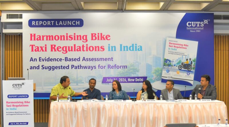 कट्स इंटरनेशनल की एक नई रिपोर्ट के अनुसार, अलग-अलग राज्यों में नियम लागू करने की विसंगतियों को दूर करने, गिग वर्कर्स की आजीविका सुरक्षित करने, फर्स्ट और लास्ट-माइल कनेक्टिविटी को बेहतर बनाने और यात्रियों की सुरक्षा सुनिश्चित करने के लिए भारत को बाइक टैक्सियों के लिए एक समान, तथ्य-आधारित और आनुपातिक नियामक ढांचे की आवश्यकता है। “भारत में बाइक टैक्सी नियमों का सामंजस्य: एक तथ्य-आधारित मूल्यांकन और सुधार के सुझाए गए मार्ग” नामक इस रिपोर्ट को आज नई दिल्ली में भारतीय जनता पार्टी के राष्ट्रीय प्रवक्ता, गोपाल कृष्ण अग्रवाल द्वारा लॉन्च किया गया। लॉन्च के अवसर पर बोलते हुए, अग्रवाल ने कहा, "जैसे-जैसे भारत जीवन जीने की सुगमता के एजेंडे को मजबूत कर रहा है, एक एकीकृत मोबिलिटी इकोसिस्टम कनेक्टिविटी, रोजगार, उत्पादकता और टिकाऊ विकास का एक महत्वपूर्ण चालक बन सकता है।" यह रिपोर्ट ऐसे समय में आई है जब भारत में बाइक टैक्सी नियमों में तेजी से बदलाव हो रहा है, जिसमें राज्य अलग-अलग दृष्टिकोण अपना रहे हैं - जैसे कि सक्षम ढांचे और सशर्त अनुमति से लेकर प्रतिबंध, केवल ईवी के लिए अनिवार्य नियम और कानूनी अनिश्चितता तक। कट्स का कहना है कि इस बंटे हुए परिदृश्य ने यात्रियों, गिग वर्कर्स, प्लेटफॉर्म एग्रीगेटर्स और रेगुलेटर्स के लिए अनिश्चितता पैदा कर दी है, जिससे एक सुसंगत और स्पष्ट नीतिगत ढांचे की आवश्यकता और भी मजबूत हो जाती है। लॉन्च के अवसर पर विशेष संबोधन देते हुए, राष्ट्रीय सड़क सुरक्षा बोर्ड के अध्यक्ष, नितिन आर. गोकर्ण ने कहा कि इनोवेशन अक्सर नियमों से तेज़ी से आगे बढ़ता है, और उभरते मोबिलिटी सेक्टर्स में सुरक्षित और जवाबदेह विकास को समर्थन देने के लिए नियामक ढांचे को समय के साथ विकसित होना चाहिए। लॉन्च के दौरान नियामक सामंजस्य, कानूनी अस्पष्टता, मोबिलिटी इनोवेशन, आजीविका और उपभोक्ता कल्याण पर दो पैनल चर्चाएँ भी आयोजित की गईं। पहला पैनल, "राज्यों में नियमों का सामंजस्य: नीतिगत कमियों और कानूनी अस्पष्टताओं को पाटना", का संचालन अमोल कुलकर्णी, डायरेक्टर, रिसर्च, कट्स इंटरनेशनल ने किया। इस पैनल में छवि बंसवाल, फाउंडर एंड प्रिंसिपल कंसलटेंट, काइरल कंसल्टिंग, परोमा भट्ट, हेड ऑफ पब्लिक पॉलिसी एंड गवर्नमेंट रिलेशंस, उबर इंडिया एंड साउथ एशिया, प्रवेश बियानी, सेंटर ऑफ एक्सीलेंस ऑन सस्टेनेबल मोबिलिटी, आईआईआईटी दिल्ली, शांतनु शर्मा, सीनियर मैनेजर, लॉ, पॉलिसी एंड रेगुलेशंस, रैपिडो; और निखिल राठी, सीनियर अकाउंट डायरेक्टर, पब्लिक पॉलिसी, चेज़ एडवाइज़र्स शामिल थे। दूसरा पैनल, "भारत के मोबिलिटी इकोसिस्टम में बाइक टैक्सी: इनोवेशन, आजीविका और उपभोक्ता कल्याण", का संचालन अनिल सासी, नेशनल बिज़नेस एडिटर, द इंडियन एक्सप्रेस, ने किया। इस पैनल में वीरेंद्र एस. राठौर, डिप्टी कमिश्नर, डिपार्टमेंट ऑफ ट्रांसपोर्ट, गवर्नमेंट ऑफ राजस्थान; शिक्षा श्रीवास्तव, एसोसिएट, पीएलआर चेम्बर्स; श्रेया यादव, एसोसिएट मैनेजर, लीगल पब्लिक पॉलिसी एंड कॉर्पोरेट अफेयर्स, रैपिडो; और सौरव धर, प्रोग्राम लीड, मोबिलिटी, काउंसिल ऑन एनर्जी, एनवायरनमेंट एंड वॉटर शामिल थे। इन चर्चाओं ने एक ऐसे सुसंगत और तथ्य-आधारित ढांचे की आवश्यकता पर बल दिया जो यात्री सुरक्षा, श्रमिक कल्याण, इनोवेशन, उपभोक्ता की पसंद और नियामक निश्चितता के बीच संतुलन बनाए। वक्ताओं ने इस बात पर भी ज़ोर दिया कि बाइक टैक्सियों को भारत के व्यापक शहरी मोबिलिटी इकोसिस्टम के हिस्से के रूप में देखा जाना चाहिए, विशेष रूप से जहां वे किफायती कम दूरी की यात्रा, फर्स्ट और लास्ट-माइल कनेक्टिविटी और लचीली आजीविका के निर्माण में सहायता करते हैं। कट्स इंटरनेशनल ने तथ्य-आधारित नीति-निर्माण का समर्थन करने और पारदर्शी, अनुमानित और समावेशी नियमों को आगे बढ़ाने के लिए सरकारों, उद्योग, शिक्षाविदों और नागरिक समाज के बीच निरंतर संवाद को सुविधाजनक बनाने की अपनी प्रतिबद्धता दोहराई।