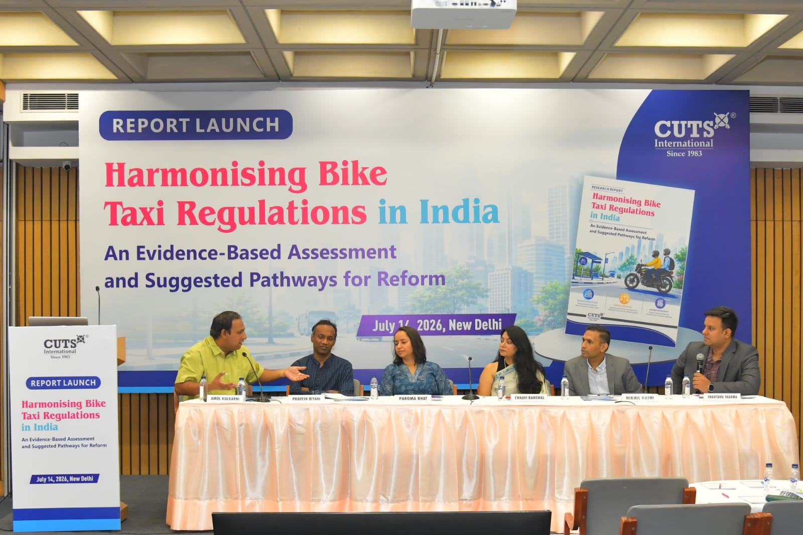 कट्स इंटरनेशनल की एक नई रिपोर्ट के अनुसार, अलग-अलग राज्यों में नियम लागू करने की विसंगतियों को दूर करने, गिग वर्कर्स की आजीविका सुरक्षित करने, फर्स्ट और लास्ट-माइल कनेक्टिविटी को बेहतर बनाने और यात्रियों की सुरक्षा सुनिश्चित करने के लिए भारत को बाइक टैक्सियों के लिए एक समान, तथ्य-आधारित और आनुपातिक नियामक ढांचे की आवश्यकता है। “भारत में बाइक टैक्सी नियमों का सामंजस्य: एक तथ्य-आधारित मूल्यांकन और सुधार के सुझाए गए मार्ग” नामक इस रिपोर्ट को आज नई दिल्ली में भारतीय जनता पार्टी के राष्ट्रीय प्रवक्ता, गोपाल कृष्ण अग्रवाल द्वारा लॉन्च किया गया। लॉन्च के अवसर पर बोलते हुए, अग्रवाल ने कहा, "जैसे-जैसे भारत जीवन जीने की सुगमता के एजेंडे को मजबूत कर रहा है, एक एकीकृत मोबिलिटी इकोसिस्टम कनेक्टिविटी, रोजगार, उत्पादकता और टिकाऊ विकास का एक महत्वपूर्ण चालक बन सकता है।" यह रिपोर्ट ऐसे समय में आई है जब भारत में बाइक टैक्सी नियमों में तेजी से बदलाव हो रहा है, जिसमें राज्य अलग-अलग दृष्टिकोण अपना रहे हैं - जैसे कि सक्षम ढांचे और सशर्त अनुमति से लेकर प्रतिबंध, केवल ईवी के लिए अनिवार्य नियम और कानूनी अनिश्चितता तक। कट्स का कहना है कि इस बंटे हुए परिदृश्य ने यात्रियों, गिग वर्कर्स, प्लेटफॉर्म एग्रीगेटर्स और रेगुलेटर्स के लिए अनिश्चितता पैदा कर दी है, जिससे एक सुसंगत और स्पष्ट नीतिगत ढांचे की आवश्यकता और भी मजबूत हो जाती है। लॉन्च के अवसर पर विशेष संबोधन देते हुए, राष्ट्रीय सड़क सुरक्षा बोर्ड के अध्यक्ष, नितिन आर. गोकर्ण ने कहा कि इनोवेशन अक्सर नियमों से तेज़ी से आगे बढ़ता है, और उभरते मोबिलिटी सेक्टर्स में सुरक्षित और जवाबदेह विकास को समर्थन देने के लिए नियामक ढांचे को समय के साथ विकसित होना चाहिए। लॉन्च के दौरान नियामक सामंजस्य, कानूनी अस्पष्टता, मोबिलिटी इनोवेशन, आजीविका और उपभोक्ता कल्याण पर दो पैनल चर्चाएँ भी आयोजित की गईं। पहला पैनल, "राज्यों में नियमों का सामंजस्य: नीतिगत कमियों और कानूनी अस्पष्टताओं को पाटना", का संचालन अमोल कुलकर्णी, डायरेक्टर, रिसर्च, कट्स इंटरनेशनल ने किया। इस पैनल में छवि बंसवाल, फाउंडर एंड प्रिंसिपल कंसलटेंट, काइरल कंसल्टिंग, परोमा भट्ट, हेड ऑफ पब्लिक पॉलिसी एंड गवर्नमेंट रिलेशंस, उबर इंडिया एंड साउथ एशिया, प्रवेश बियानी, सेंटर ऑफ एक्सीलेंस ऑन सस्टेनेबल मोबिलिटी, आईआईआईटी दिल्ली, शांतनु शर्मा, सीनियर मैनेजर, लॉ, पॉलिसी एंड रेगुलेशंस, रैपिडो; और निखिल राठी, सीनियर अकाउंट डायरेक्टर, पब्लिक पॉलिसी, चेज़ एडवाइज़र्स शामिल थे। दूसरा पैनल, "भारत के मोबिलिटी इकोसिस्टम में बाइक टैक्सी: इनोवेशन, आजीविका और उपभोक्ता कल्याण", का संचालन अनिल सासी, नेशनल बिज़नेस एडिटर, द इंडियन एक्सप्रेस, ने किया। इस पैनल में वीरेंद्र एस. राठौर, डिप्टी कमिश्नर, डिपार्टमेंट ऑफ ट्रांसपोर्ट, गवर्नमेंट ऑफ राजस्थान; शिक्षा श्रीवास्तव, एसोसिएट, पीएलआर चेम्बर्स; श्रेया यादव, एसोसिएट मैनेजर, लीगल पब्लिक पॉलिसी एंड कॉर्पोरेट अफेयर्स, रैपिडो; और सौरव धर, प्रोग्राम लीड, मोबिलिटी, काउंसिल ऑन एनर्जी, एनवायरनमेंट एंड वॉटर शामिल थे। इन चर्चाओं ने एक ऐसे सुसंगत और तथ्य-आधारित ढांचे की आवश्यकता पर बल दिया जो यात्री सुरक्षा, श्रमिक कल्याण, इनोवेशन, उपभोक्ता की पसंद और नियामक निश्चितता के बीच संतुलन बनाए। वक्ताओं ने इस बात पर भी ज़ोर दिया कि बाइक टैक्सियों को भारत के व्यापक शहरी मोबिलिटी इकोसिस्टम के हिस्से के रूप में देखा जाना चाहिए, विशेष रूप से जहां वे किफायती कम दूरी की यात्रा, फर्स्ट और लास्ट-माइल कनेक्टिविटी और लचीली आजीविका के निर्माण में सहायता करते हैं। कट्स इंटरनेशनल ने तथ्य-आधारित नीति-निर्माण का समर्थन करने और पारदर्शी, अनुमानित और समावेशी नियमों को आगे बढ़ाने के लिए सरकारों, उद्योग, शिक्षाविदों और नागरिक समाज के बीच निरंतर संवाद को सुविधाजनक बनाने की अपनी प्रतिबद्धता दोहराई।