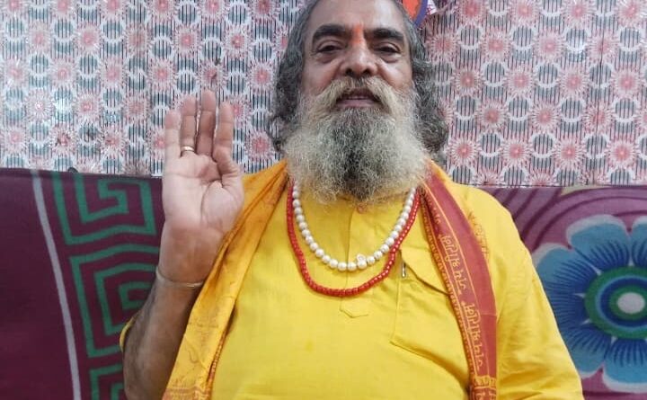 Mahant Khaki blessed the devotees on Guru Purnima.
