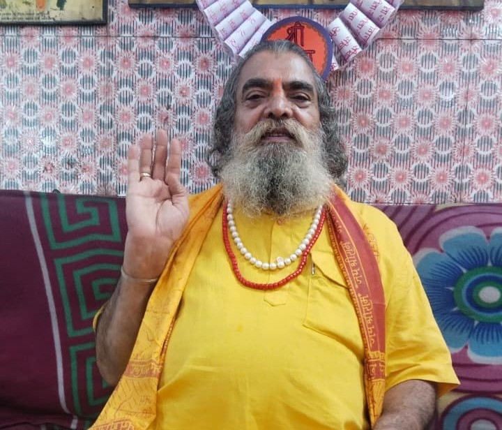 Mahant Khaki blessed the devotees on Guru Purnima.