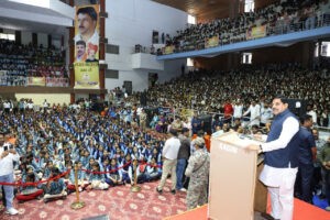 मुख्यमंत्री डॉ. मोहन यादव ने कहा है कि शिक्षा ही समाज में परिवर्तन लाने का सबसे बड़ा और सशक्त माध्यम है। हमारी सरकार बच्चों को विश्व स्तरीय शिक्षा प्रदान करने के लिए संकल्पित हैं। हमारे बच्चे खूब पढ़ें, लिखें, जीवन में आगे बढ़े, इसके लिए हम राष्ट्रीय शिक्षा नीति-2020 के अनुरूप बच्चों को आधुनिक तरीके से गुणवत्तापूर्ण, रोजगारोन्मुख और संस्कारयुक्त शिक्षा दिलाने के लिए लगातार प्रयास कर रहे हैं। उन्होंने कहा कि हमारे सांदीपनी विद्यालय, पीएमश्री स्कूल और प्रधानमंत्री कॉलेज ऑफ़ एक्सीलेंस के रूप में प्रदेश में शिक्षा की त्रिवेणी बन रही है। मुख्यमंत्री ने कहा कि मध्यप्रदेश ने प्राथमिक स्कूली शिक्षा स्तर पर ड्रॉप-आउट दर को शून्य करने की ऐतिहासिक उपलब्धि हासिल कर ली है। हमारे सांदीपनि विद्यालय मॉडल की पूरे देश में सराहना हो रही है। मुख्यमंत्री डॉ. यादव ने शनिवार को इन्दौर में हिन्द रक्षक पुण्योदय प्रकल्प के कार्यक्रम में शामिल होकर स्कूली छात्राओं को राष्ट्र के महापुरुषों के जीवन चरित्र पर केन्द्रित निशुल्क पुस्तकें एवं कॉपियां वितरित की। मुख्यमंत्री ने स्कूली छात्राओं से संवाद कर से उन्हें स्नेहपूर्वक खूब तरक्की करने का शुभाशीष भी दिया। मुख्यमंत्री डॉ. यादव ने कहा कि इस वर्ष बोर्ड परीक्षाओं में हमारे सरकारी विद्यालयों ने शानदार प्रदर्शन किया है। सरकारी विद्यालयों का रिजल्ट प्राइवेट विद्यालयों से बेहतर रहा। उन्होंने कहा कि इस वर्ष बोर्ड के परीक्षा परिणामों में हमारे सांदीपनी विद्यालयों के 58 विद्यार्थियों ने राज्य स्तरीय मेरिट लिस्ट में जगह बनाई है। मुख्यमंत्री डॉ. यादव ने कहा है कि प्रधानमंत्री श्री नरेन्द्र मोदी के मार्गदर्शन में राजनीति से ज्यादा राष्ट्रहित सर्वोपरि एवं राष्ट्र प्रथम की नीति को केंद्र में रखते हुए समाज सुधार और लोगों को प्रेरित करने वाले अनेक कार्य हो रहे हैं। हिंद रक्षक संगठन के संस्थापक और जननेता स्व. लक्ष्मण सिंह गौड़ (लखन दादा) युवा शक्ति के प्रेरणा स्त्रोत थे। उन्होंने समाज की बेहतरी के लिए तत्कालीन सरकार के कुशासन के खिलाफ आवाज उठाई, मुझे भी उनका सहयोगी बनने का सौभाग्य मिला। आज स्व. गौड़ की 68वीं जयंती पर पुण्योदय प्रकल्प के जरिए हर साल 60 हजार से अधिक विद्यार्थियों को कॉपी-किताबें और महापुरुषों के प्रेरक जीवन प्रसंगों पर केन्द्रित पुस्तकें बांटी गई हैं। हिंद रक्षक प्रकल्प का यह प्रयास अत्यंत सराहनीय है। मुख्यमंत्री डॉ. यादव ने कहा कि भगवान श्रीकृष्ण और सुदामा की मित्रता से आज भी समाज को प्रेरणा मिलती है। हमारे युवा इससे प्रेरणा लें और गरीब-जरूरतमंदों मित्रों की सहायता के लिए सदैव तत्पर रहें। राज्य सरकार ने गुरु पूर्णिमा महोत्सव को धूमधाम से मनाने का निर्णय लिया है। बच्चों के बेहतर भविष्य के लिए प्रदेश में भव्य सांदीपनि विद्यालय बनाए गए हैं। राज्य सरकार के प्रयासों से स्कूली शिक्षा व्यवस्था में व्यापक सुधार नजर आ रहा है। प्रदेश के शासकीय स्कूलों में छात्र-छात्राओं की ड्रॉप आउट दर शू्न्य हो चुकी है। अब प्रदेश का कोई भी बेटा-बेटी शिक्षा से वंचित नहीं रहेगा। पुण्योदय प्रकल्प के संयोजक श्री एकलव्य गौड़ ने कहा कि हिंद रक्षक प्रकल्प के संस्थापक स्व. लक्ष्मण सिंह गौड़ ने वर्ष 2004 में इस प्रकल्प की शुरुआत की थी। जिसके अंतर्गत 60 हजार से अधिक स्कूली विद्यार्थियों को 11 जुलाई से 11 अगस्त के दौरान पूरे एक महीने में 3 लाख से अधिक कॉपी-किताबें बांटी जाएंगी। सभी विद्यार्थी इनका सदुपयोग करें। इस अवसर पर जल संसाधन मंत्री श्री तुलसीराम सिलावट, इन्दौर सांसद श्री शंकर लालवानी, पूर्व मंत्री एवं विधायक सुश्री ऊषा सिंह, पूर्व राज्यमंत्री एवं विधायक श्री महेंद्र हार्डिया, विधायिका श्रीमती मालिनी गौड़, विधायक श्री गोलू शुक्ला, मध्यप्रदेश राज्य सहकारी अनुसूचित जाति वित्त एवं विकास निगम के अध्यक्ष श्री सावन सोनकर, समाजसेवी श्री गौरव रणदिवे, श्री श्रवण चावड़ा, श्री सुमित मिश्रा सहित अन्य जनप्रतिनिधि एवं बड़ी संख्या में स्कूली विद्यार्थी उपस्थित थे।