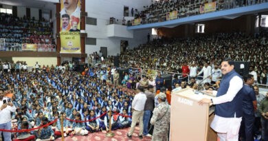 मुख्यमंत्री डॉ. मोहन यादव ने कहा है कि शिक्षा ही समाज में परिवर्तन लाने का सबसे बड़ा और सशक्त माध्यम है। हमारी सरकार बच्चों को विश्व स्तरीय शिक्षा प्रदान करने के लिए संकल्पित हैं। हमारे बच्चे खूब पढ़ें, लिखें, जीवन में आगे बढ़े, इसके लिए हम राष्ट्रीय शिक्षा नीति-2020 के अनुरूप बच्चों को आधुनिक तरीके से गुणवत्तापूर्ण, रोजगारोन्मुख और संस्कारयुक्त शिक्षा दिलाने के लिए लगातार प्रयास कर रहे हैं। उन्होंने कहा कि हमारे सांदीपनी विद्यालय, पीएमश्री स्कूल और प्रधानमंत्री कॉलेज ऑफ़ एक्सीलेंस के रूप में प्रदेश में शिक्षा की त्रिवेणी बन रही है। मुख्यमंत्री ने कहा कि मध्यप्रदेश ने प्राथमिक स्कूली शिक्षा स्तर पर ड्रॉप-आउट दर को शून्य करने की ऐतिहासिक उपलब्धि हासिल कर ली है। हमारे सांदीपनि विद्यालय मॉडल की पूरे देश में सराहना हो रही है। मुख्यमंत्री डॉ. यादव ने शनिवार को इन्दौर में हिन्द रक्षक पुण्योदय प्रकल्प के कार्यक्रम में शामिल होकर स्कूली छात्राओं को राष्ट्र के महापुरुषों के जीवन चरित्र पर केन्द्रित निशुल्क पुस्तकें एवं कॉपियां वितरित की। मुख्यमंत्री ने स्कूली छात्राओं से संवाद कर से उन्हें स्नेहपूर्वक खूब तरक्की करने का शुभाशीष भी दिया। मुख्यमंत्री डॉ. यादव ने कहा कि इस वर्ष बोर्ड परीक्षाओं में हमारे सरकारी विद्यालयों ने शानदार प्रदर्शन किया है। सरकारी विद्यालयों का रिजल्ट प्राइवेट विद्यालयों से बेहतर रहा। उन्होंने कहा कि इस वर्ष बोर्ड के परीक्षा परिणामों में हमारे सांदीपनी विद्यालयों के 58 विद्यार्थियों ने राज्य स्तरीय मेरिट लिस्ट में जगह बनाई है। मुख्यमंत्री डॉ. यादव ने कहा है कि प्रधानमंत्री श्री नरेन्द्र मोदी के मार्गदर्शन में राजनीति से ज्यादा राष्ट्रहित सर्वोपरि एवं राष्ट्र प्रथम की नीति को केंद्र में रखते हुए समाज सुधार और लोगों को प्रेरित करने वाले अनेक कार्य हो रहे हैं। हिंद रक्षक संगठन के संस्थापक और जननेता स्व. लक्ष्मण सिंह गौड़ (लखन दादा) युवा शक्ति के प्रेरणा स्त्रोत थे। उन्होंने समाज की बेहतरी के लिए तत्कालीन सरकार के कुशासन के खिलाफ आवाज उठाई, मुझे भी उनका सहयोगी बनने का सौभाग्य मिला। आज स्व. गौड़ की 68वीं जयंती पर पुण्योदय प्रकल्प के जरिए हर साल 60 हजार से अधिक विद्यार्थियों को कॉपी-किताबें और महापुरुषों के प्रेरक जीवन प्रसंगों पर केन्द्रित पुस्तकें बांटी गई हैं। हिंद रक्षक प्रकल्प का यह प्रयास अत्यंत सराहनीय है। मुख्यमंत्री डॉ. यादव ने कहा कि भगवान श्रीकृष्ण और सुदामा की मित्रता से आज भी समाज को प्रेरणा मिलती है। हमारे युवा इससे प्रेरणा लें और गरीब-जरूरतमंदों मित्रों की सहायता के लिए सदैव तत्पर रहें। राज्य सरकार ने गुरु पूर्णिमा महोत्सव को धूमधाम से मनाने का निर्णय लिया है। बच्चों के बेहतर भविष्य के लिए प्रदेश में भव्य सांदीपनि विद्यालय बनाए गए हैं। राज्य सरकार के प्रयासों से स्कूली शिक्षा व्यवस्था में व्यापक सुधार नजर आ रहा है। प्रदेश के शासकीय स्कूलों में छात्र-छात्राओं की ड्रॉप आउट दर शू्न्य हो चुकी है। अब प्रदेश का कोई भी बेटा-बेटी शिक्षा से वंचित नहीं रहेगा। पुण्योदय प्रकल्प के संयोजक श्री एकलव्य गौड़ ने कहा कि हिंद रक्षक प्रकल्प के संस्थापक स्व. लक्ष्मण सिंह गौड़ ने वर्ष 2004 में इस प्रकल्प की शुरुआत की थी। जिसके अंतर्गत 60 हजार से अधिक स्कूली विद्यार्थियों को 11 जुलाई से 11 अगस्त के दौरान पूरे एक महीने में 3 लाख से अधिक कॉपी-किताबें बांटी जाएंगी। सभी विद्यार्थी इनका सदुपयोग करें। इस अवसर पर जल संसाधन मंत्री श्री तुलसीराम सिलावट, इन्दौर सांसद श्री शंकर लालवानी, पूर्व मंत्री एवं विधायक सुश्री ऊषा सिंह, पूर्व राज्यमंत्री एवं विधायक श्री महेंद्र हार्डिया, विधायिका श्रीमती मालिनी गौड़, विधायक श्री गोलू शुक्ला, मध्यप्रदेश राज्य सहकारी अनुसूचित जाति वित्त एवं विकास निगम के अध्यक्ष श्री सावन सोनकर, समाजसेवी श्री गौरव रणदिवे, श्री श्रवण चावड़ा, श्री सुमित मिश्रा सहित अन्य जनप्रतिनिधि एवं बड़ी संख्या में स्कूली विद्यार्थी उपस्थित थे।