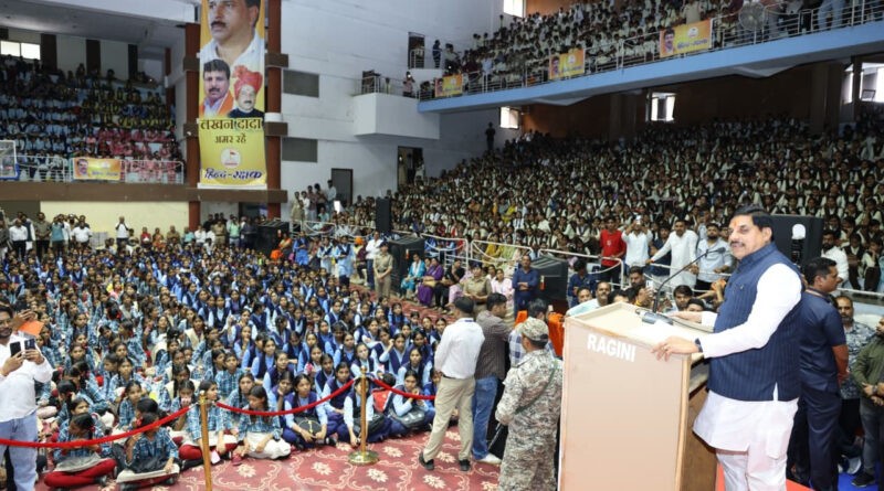 मुख्यमंत्री डॉ. मोहन यादव ने कहा है कि शिक्षा ही समाज में परिवर्तन लाने का सबसे बड़ा और सशक्त माध्यम है। हमारी सरकार बच्चों को विश्व स्तरीय शिक्षा प्रदान करने के लिए संकल्पित हैं। हमारे बच्चे खूब पढ़ें, लिखें, जीवन में आगे बढ़े, इसके लिए हम राष्ट्रीय शिक्षा नीति-2020 के अनुरूप बच्चों को आधुनिक तरीके से गुणवत्तापूर्ण, रोजगारोन्मुख और संस्कारयुक्त शिक्षा दिलाने के लिए लगातार प्रयास कर रहे हैं। उन्होंने कहा कि हमारे सांदीपनी विद्यालय, पीएमश्री स्कूल और प्रधानमंत्री कॉलेज ऑफ़ एक्सीलेंस के रूप में प्रदेश में शिक्षा की त्रिवेणी बन रही है। मुख्यमंत्री ने कहा कि मध्यप्रदेश ने प्राथमिक स्कूली शिक्षा स्तर पर ड्रॉप-आउट दर को शून्य करने की ऐतिहासिक उपलब्धि हासिल कर ली है। हमारे सांदीपनि विद्यालय मॉडल की पूरे देश में सराहना हो रही है। मुख्यमंत्री डॉ. यादव ने शनिवार को इन्दौर में हिन्द रक्षक पुण्योदय प्रकल्प के कार्यक्रम में शामिल होकर स्कूली छात्राओं को राष्ट्र के महापुरुषों के जीवन चरित्र पर केन्द्रित निशुल्क पुस्तकें एवं कॉपियां वितरित की। मुख्यमंत्री ने स्कूली छात्राओं से संवाद कर से उन्हें स्नेहपूर्वक खूब तरक्की करने का शुभाशीष भी दिया। मुख्यमंत्री डॉ. यादव ने कहा कि इस वर्ष बोर्ड परीक्षाओं में हमारे सरकारी विद्यालयों ने शानदार प्रदर्शन किया है। सरकारी विद्यालयों का रिजल्ट प्राइवेट विद्यालयों से बेहतर रहा। उन्होंने कहा कि इस वर्ष बोर्ड के परीक्षा परिणामों में हमारे सांदीपनी विद्यालयों के 58 विद्यार्थियों ने राज्य स्तरीय मेरिट लिस्ट में जगह बनाई है। मुख्यमंत्री डॉ. यादव ने कहा है कि प्रधानमंत्री श्री नरेन्द्र मोदी के मार्गदर्शन में राजनीति से ज्यादा राष्ट्रहित सर्वोपरि एवं राष्ट्र प्रथम की नीति को केंद्र में रखते हुए समाज सुधार और लोगों को प्रेरित करने वाले अनेक कार्य हो रहे हैं। हिंद रक्षक संगठन के संस्थापक और जननेता स्व. लक्ष्मण सिंह गौड़ (लखन दादा) युवा शक्ति के प्रेरणा स्त्रोत थे। उन्होंने समाज की बेहतरी के लिए तत्कालीन सरकार के कुशासन के खिलाफ आवाज उठाई, मुझे भी उनका सहयोगी बनने का सौभाग्य मिला। आज स्व. गौड़ की 68वीं जयंती पर पुण्योदय प्रकल्प के जरिए हर साल 60 हजार से अधिक विद्यार्थियों को कॉपी-किताबें और महापुरुषों के प्रेरक जीवन प्रसंगों पर केन्द्रित पुस्तकें बांटी गई हैं। हिंद रक्षक प्रकल्प का यह प्रयास अत्यंत सराहनीय है। मुख्यमंत्री डॉ. यादव ने कहा कि भगवान श्रीकृष्ण और सुदामा की मित्रता से आज भी समाज को प्रेरणा मिलती है। हमारे युवा इससे प्रेरणा लें और गरीब-जरूरतमंदों मित्रों की सहायता के लिए सदैव तत्पर रहें। राज्य सरकार ने गुरु पूर्णिमा महोत्सव को धूमधाम से मनाने का निर्णय लिया है। बच्चों के बेहतर भविष्य के लिए प्रदेश में भव्य सांदीपनि विद्यालय बनाए गए हैं। राज्य सरकार के प्रयासों से स्कूली शिक्षा व्यवस्था में व्यापक सुधार नजर आ रहा है। प्रदेश के शासकीय स्कूलों में छात्र-छात्राओं की ड्रॉप आउट दर शू्न्य हो चुकी है। अब प्रदेश का कोई भी बेटा-बेटी शिक्षा से वंचित नहीं रहेगा। पुण्योदय प्रकल्प के संयोजक श्री एकलव्य गौड़ ने कहा कि हिंद रक्षक प्रकल्प के संस्थापक स्व. लक्ष्मण सिंह गौड़ ने वर्ष 2004 में इस प्रकल्प की शुरुआत की थी। जिसके अंतर्गत 60 हजार से अधिक स्कूली विद्यार्थियों को 11 जुलाई से 11 अगस्त के दौरान पूरे एक महीने में 3 लाख से अधिक कॉपी-किताबें बांटी जाएंगी। सभी विद्यार्थी इनका सदुपयोग करें। इस अवसर पर जल संसाधन मंत्री श्री तुलसीराम सिलावट, इन्दौर सांसद श्री शंकर लालवानी, पूर्व मंत्री एवं विधायक सुश्री ऊषा सिंह, पूर्व राज्यमंत्री एवं विधायक श्री महेंद्र हार्डिया, विधायिका श्रीमती मालिनी गौड़, विधायक श्री गोलू शुक्ला, मध्यप्रदेश राज्य सहकारी अनुसूचित जाति वित्त एवं विकास निगम के अध्यक्ष श्री सावन सोनकर, समाजसेवी श्री गौरव रणदिवे, श्री श्रवण चावड़ा, श्री सुमित मिश्रा सहित अन्य जनप्रतिनिधि एवं बड़ी संख्या में स्कूली विद्यार्थी उपस्थित थे।