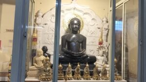 मुरैना बड़े जैन मंदिर से डेढ़ किलो से अधिक चांदी के तीन छत्र चोरीसीसीटीवी में कैद हुई वारदात