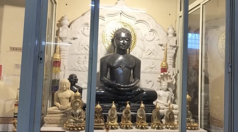 मुरैना बड़े जैन मंदिर से डेढ़ किलो से अधिक चांदी के तीन छत्र चोरीसीसीटीवी में कैद हुई वारदात