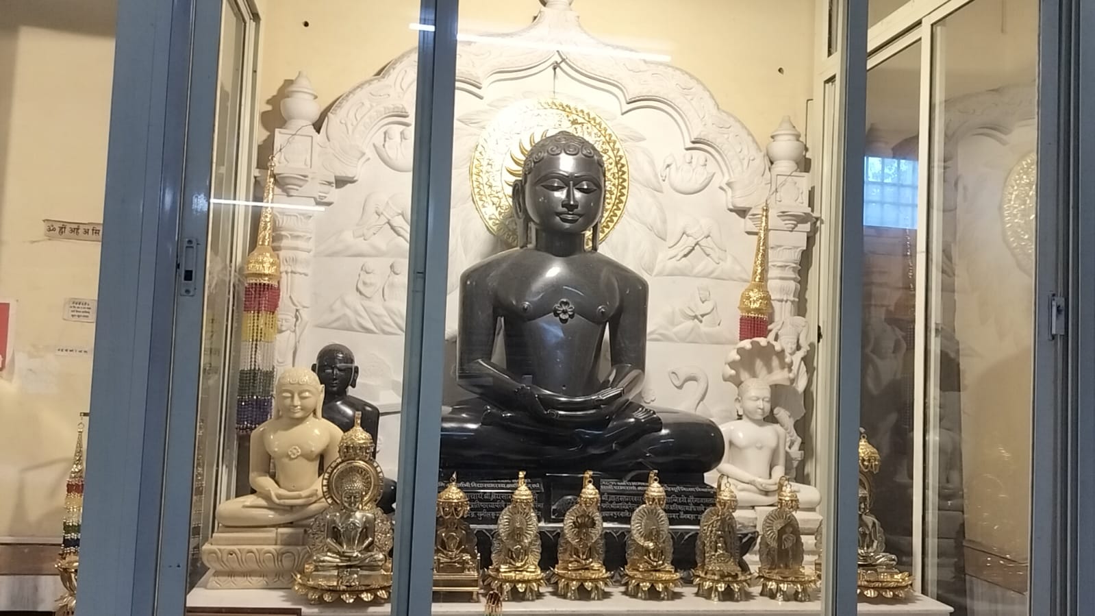 मुरैना बड़े जैन मंदिर से डेढ़ किलो से अधिक चांदी के तीन छत्र चोरीसीसीटीवी में कैद हुई वारदात