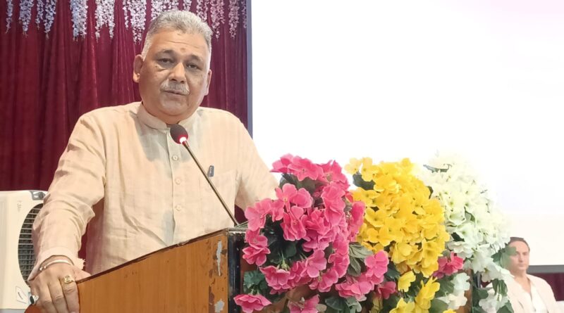 विद्यार्थी राष्ट्र निर्माण में अपना योगदान दें और भारत को एक गौरवशाली राष्ट्र बनायें - मंत्री परमार