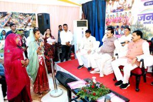 तहसीलदार के साथ 2 पटवारी , 2 मुख्य नगर पालिका अधिकारी एक सहायक यंत्री और जनपद पंचायत के एक मुख्य कार्यपालन अधिकारी पर गिरी निलंबन की गाज