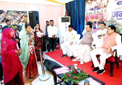 तहसीलदार के साथ 2 पटवारी , 2 मुख्य नगर पालिका अधिकारी एक सहायक यंत्री और जनपद पंचायत के एक मुख्य कार्यपालन अधिकारी पर गिरी निलंबन की गाज