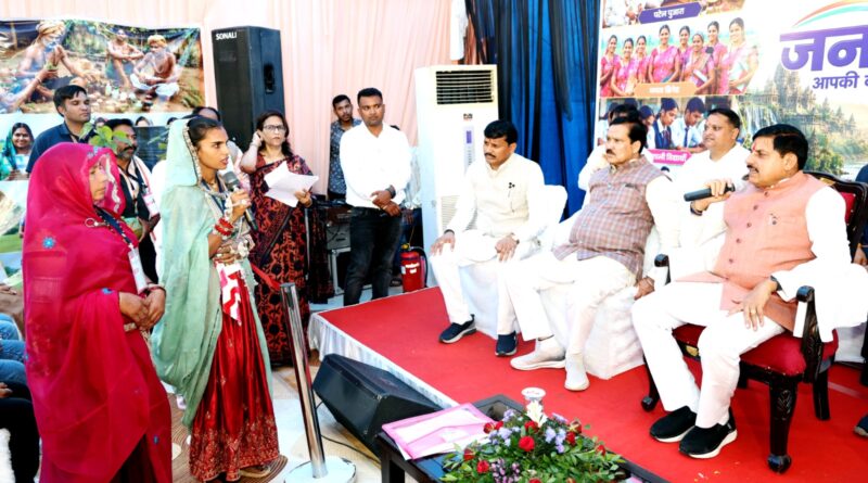 तहसीलदार के साथ 2 पटवारी , 2 मुख्य नगर पालिका अधिकारी एक सहायक यंत्री और जनपद पंचायत के एक मुख्य कार्यपालन अधिकारी पर गिरी निलंबन की गाज