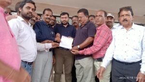 सात सूत्रीय मांगों को लेकर कर्मचारियों ने प्रदर्शन कर मुख्यमंत्री के नाम दिया ज्ञापन