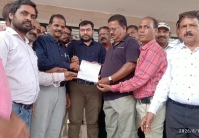 सात सूत्रीय मांगों को लेकर कर्मचारियों ने प्रदर्शन कर मुख्यमंत्री के नाम दिया ज्ञापन