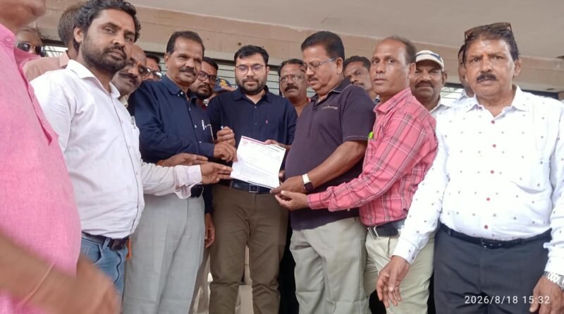सात सूत्रीय मांगों को लेकर कर्मचारियों ने प्रदर्शन कर मुख्यमंत्री के नाम दिया ज्ञापन