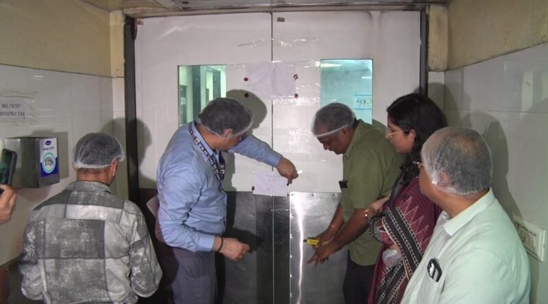 खाद्य सुरक्षा एवं स्वच्छता मानकों के गंभीर उल्लंघन पाए जाने पर सयाजी होटल की खाद्य अनुज्ञप्ति निलंबित, किचन सील