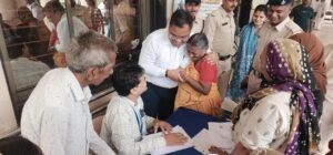 जनसुनवाई में विशेष पहल: आवेदकों की सुविधा के लिए इंदौर कलेक्ट्रेट में आवेदन लेखन की विशेष व्यवस्था