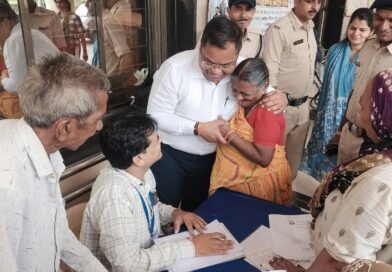 जनसुनवाई में विशेष पहल: आवेदकों की सुविधा के लिए इंदौर कलेक्ट्रेट में आवेदन लेखन की विशेष व्यवस्था