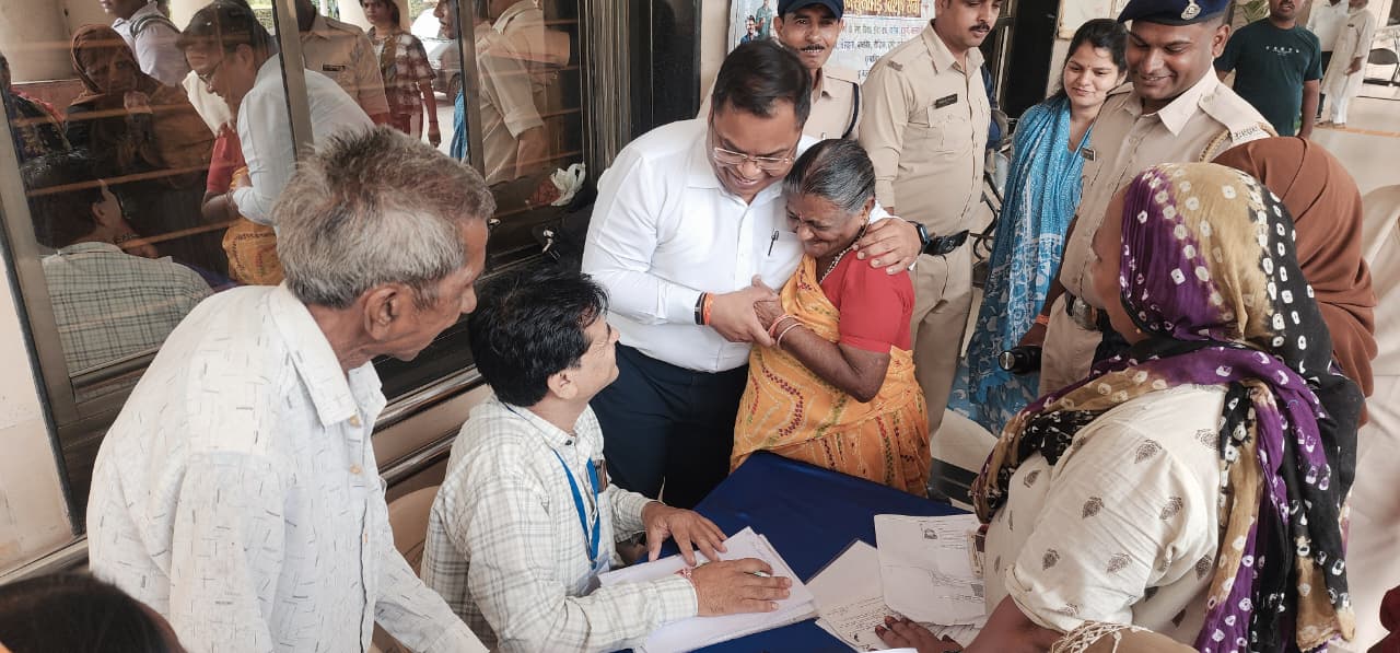 जनसुनवाई में विशेष पहल: आवेदकों की सुविधा के लिए इंदौर कलेक्ट्रेट में आवेदन लेखन की विशेष व्यवस्था