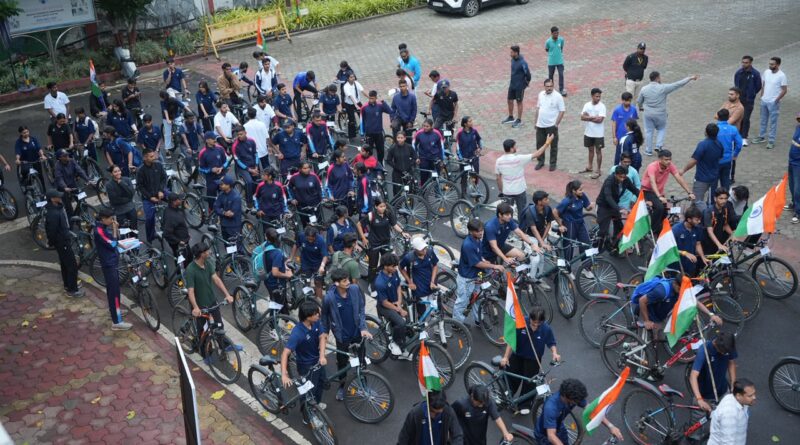 फिटनेस के लिए साइकिल पर निकले जेन-जी, नशे के खिलाफ ली शपथ