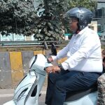 कलेक्टर 2 पहिया वाहन से पहुंचे ऑफिस
