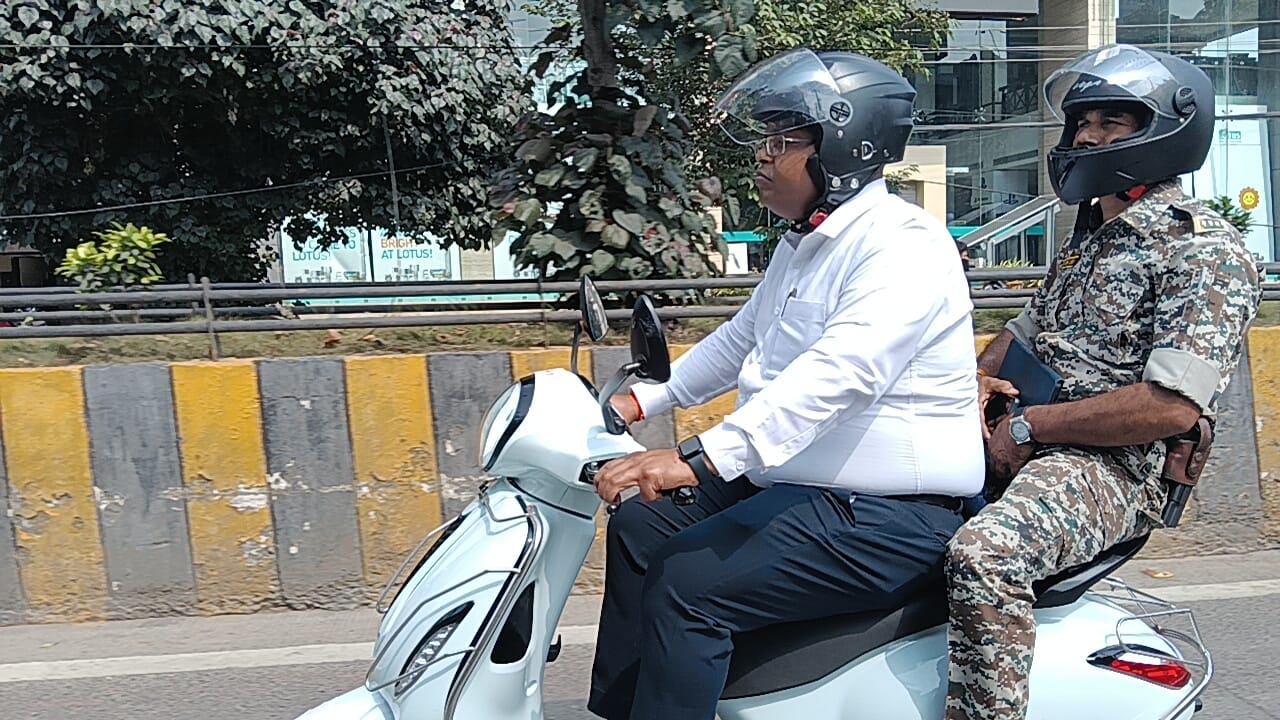 कलेक्टर 2 पहिया वाहन से पहुंचे ऑफिस