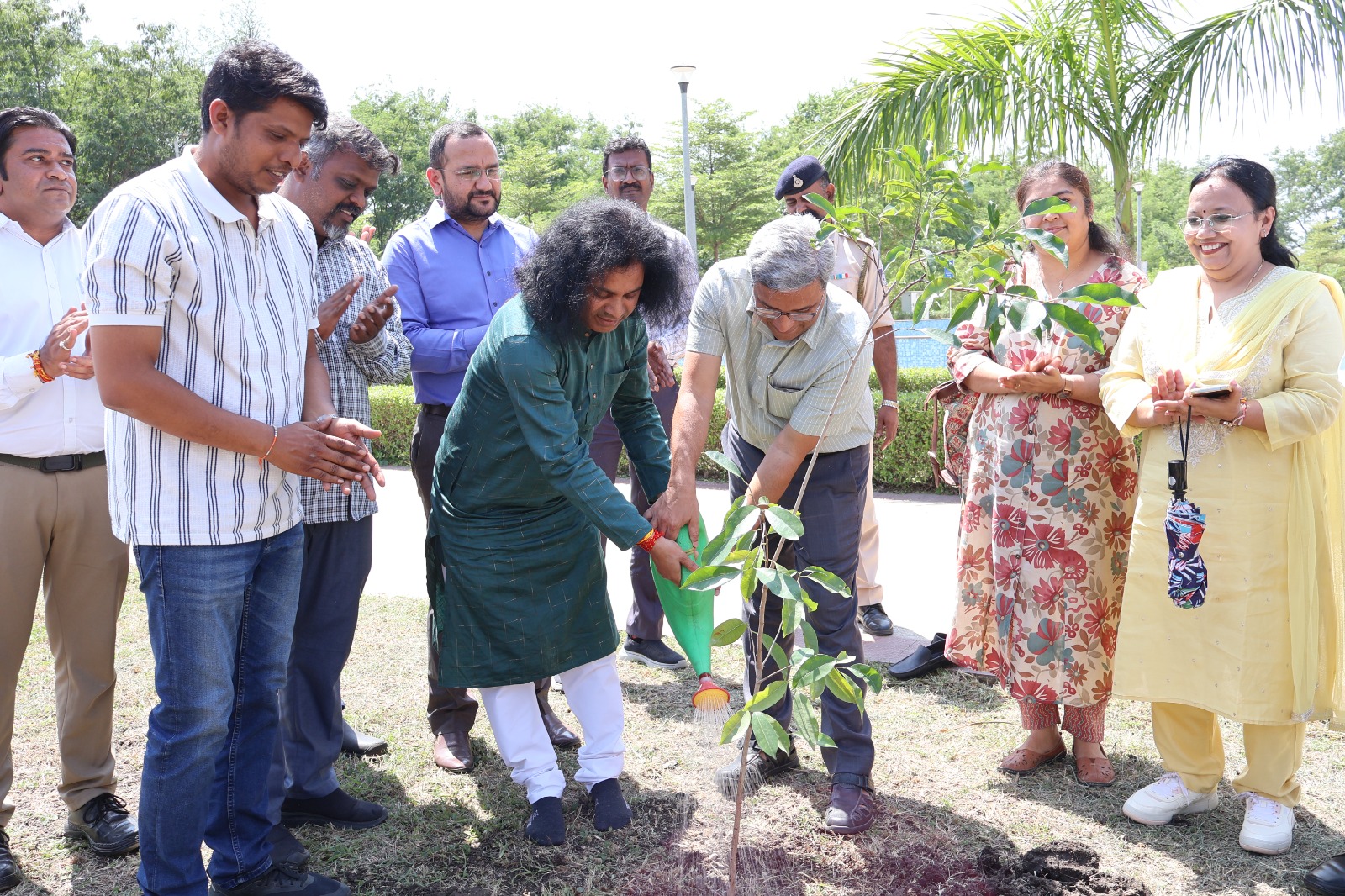IIT Indore Celebrates Mahatma Gandhi and Lal Bahadur Shastri Jayanti with Swachhata Drive
