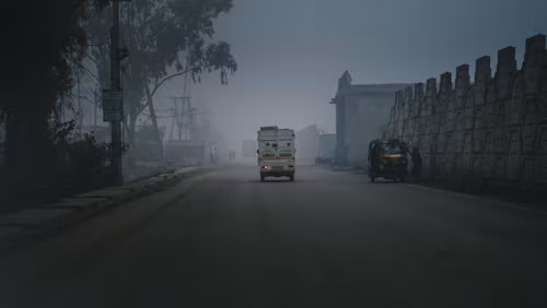 दिल्ली-NCR में गुलाबी ठंड के बीच प्रदूषण बढ़ा, मौसम विभाग ने 15 राज्यों में बारिश का अलर्ट जारी किया